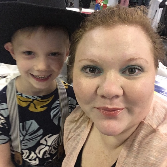 Meet your Posher, Mindy of The Glam Chateau - Picture 2 of 4